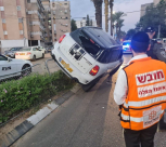 اللد:اصابة طفيفة لسائق سيارة فقد السيطرة 